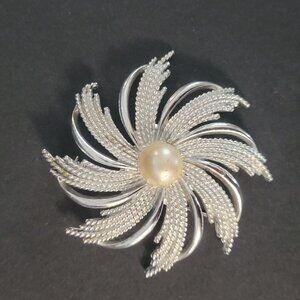 Vintage Sarah Coventry Brooch Pin Silver Tone Swirl Design With Faux Pearl Cente